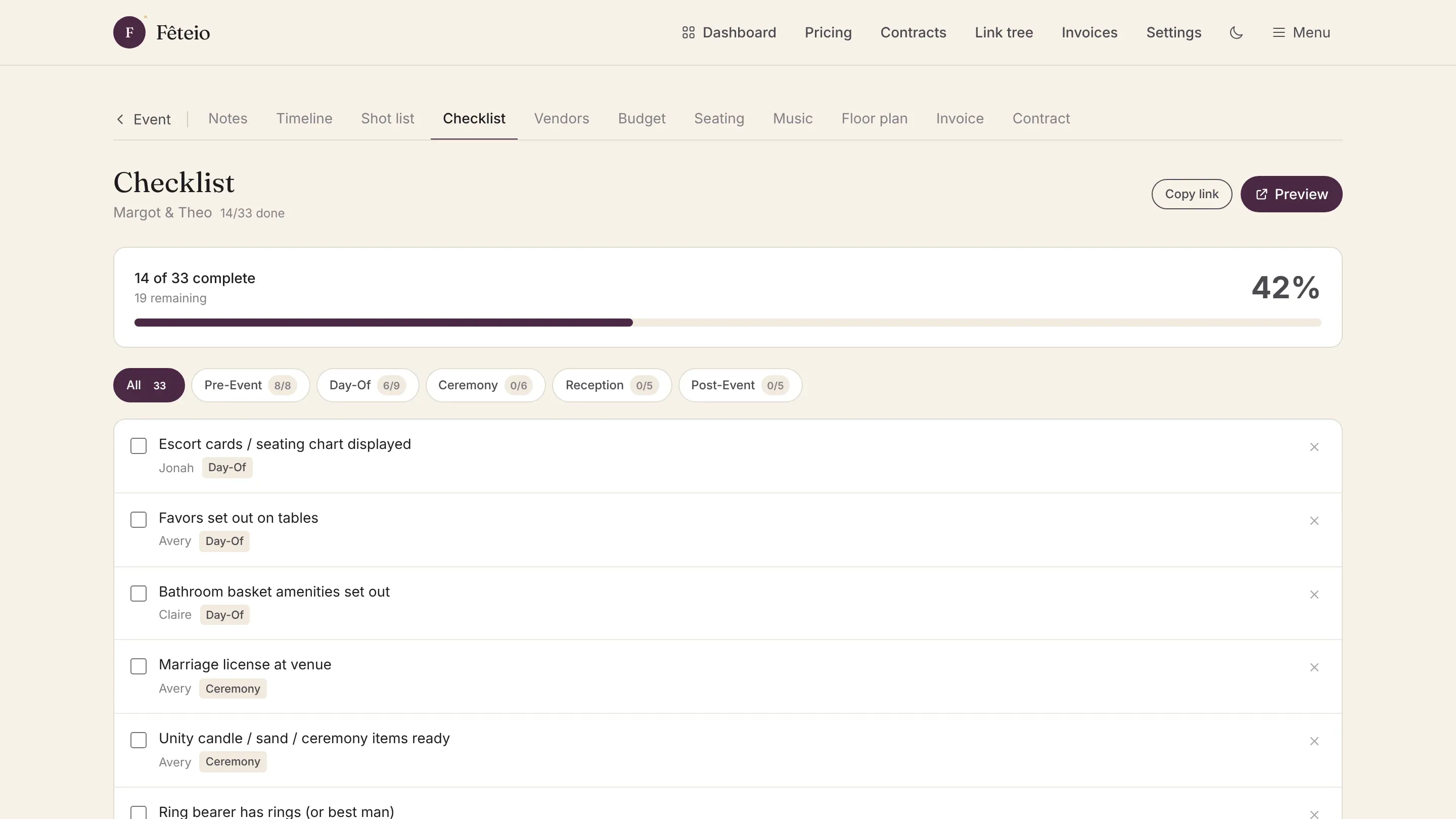 The Fêteio checklist with a progress bar, tasks filtered by phase, and each task assigned to a person.